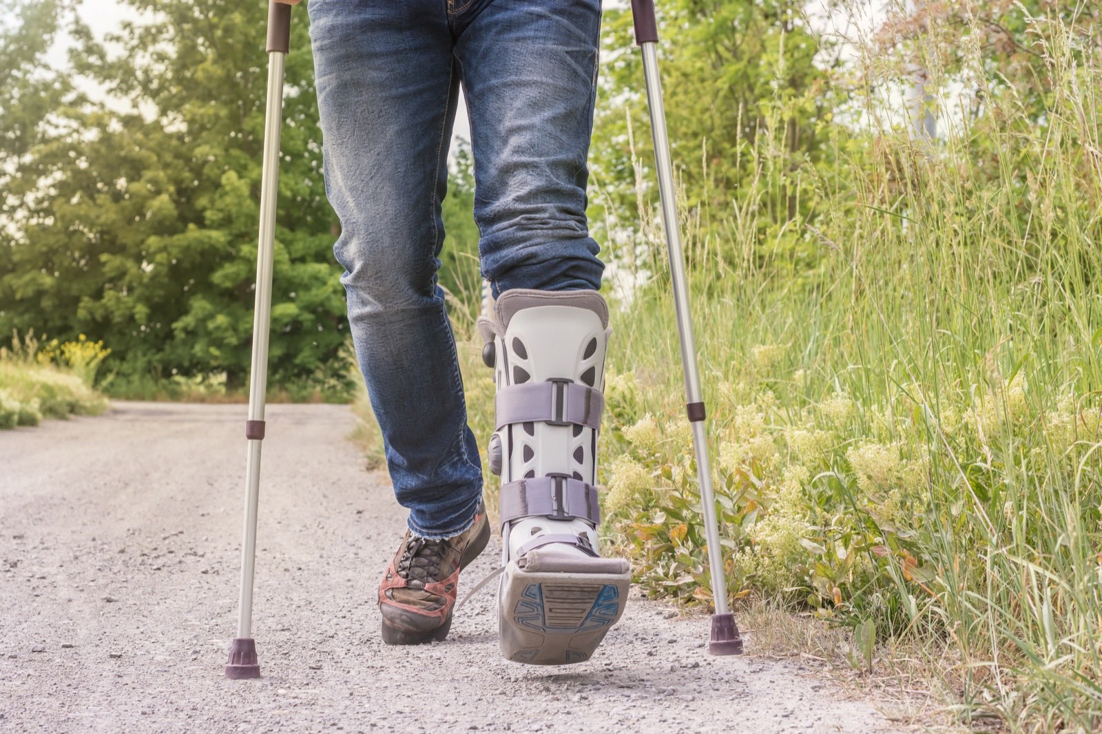 Achilles tendon rupture treatment with a walking boot and crutches